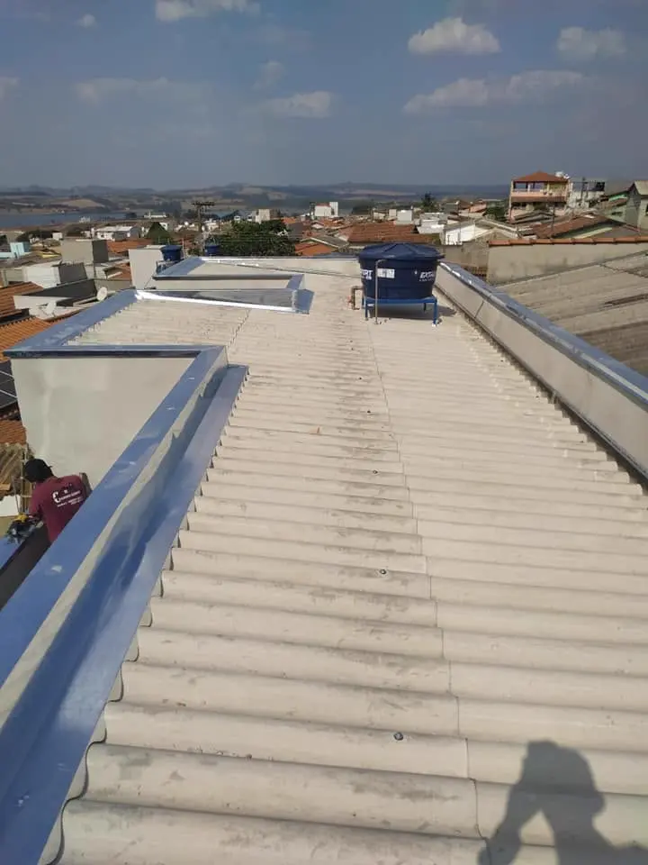 Aplicação de calhas e rufos em cobertura
